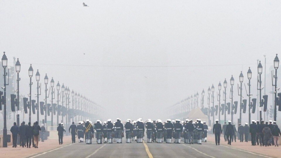Delhi-NCR Weather Today: घना कोहरा... ठिठुरन भरी सर्दी में देशभक्ति का जोश हाई, जानें गणतंत्र दिवस पर कैसा है मौसम