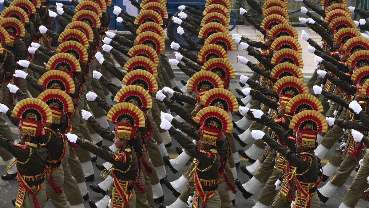 कर्तव्य पथ पर देश देख रहा है 'नारी शक्ति' का जलवा, 40 साल बाद 'पारंपरिक बग्गी' में पहुंचे अतिथि मैंक्रों और मुर्मू