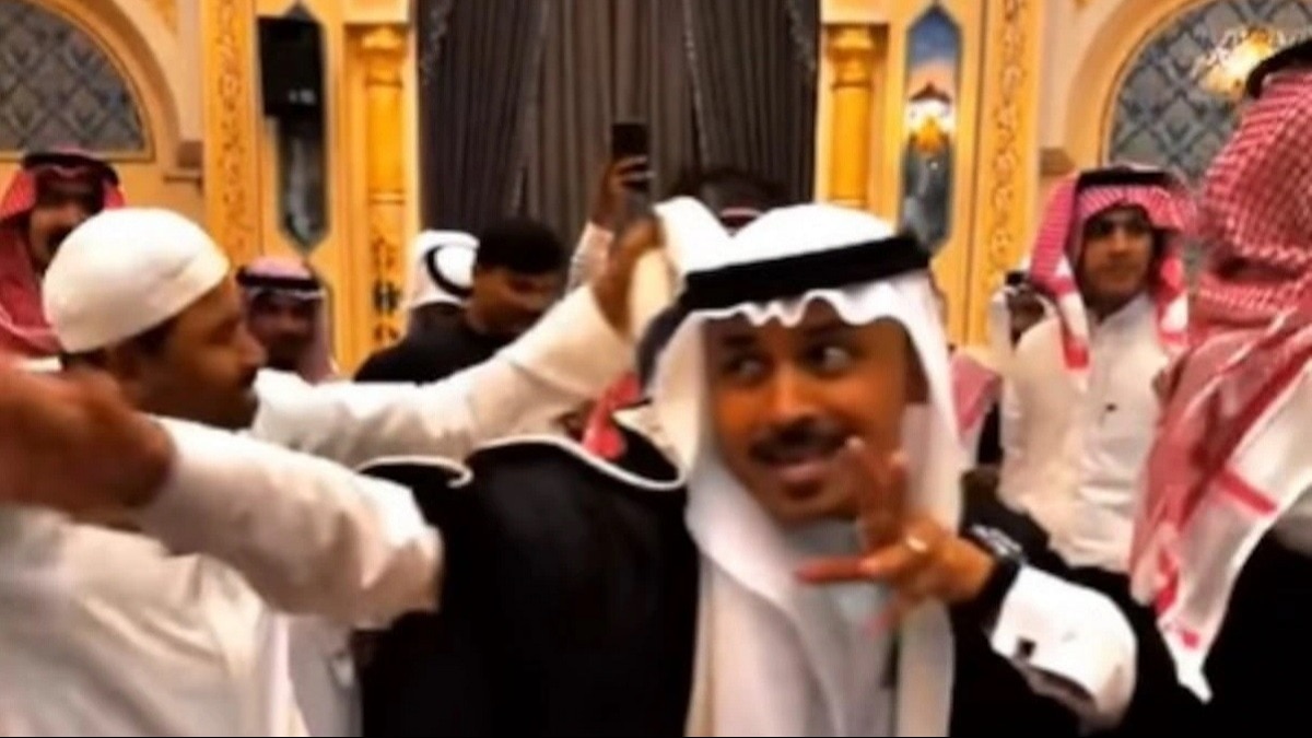 सऊदी अरब में भी बॉलीवुड का जलवा, शादी में 'छम्मक छल्लो' पर जमकर थिरके लोग, VIDEO