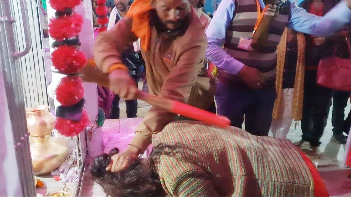 मेले में मानसिक बीमारों का इलाज बाल खींचकर और झाड़ूमार कर होता है.