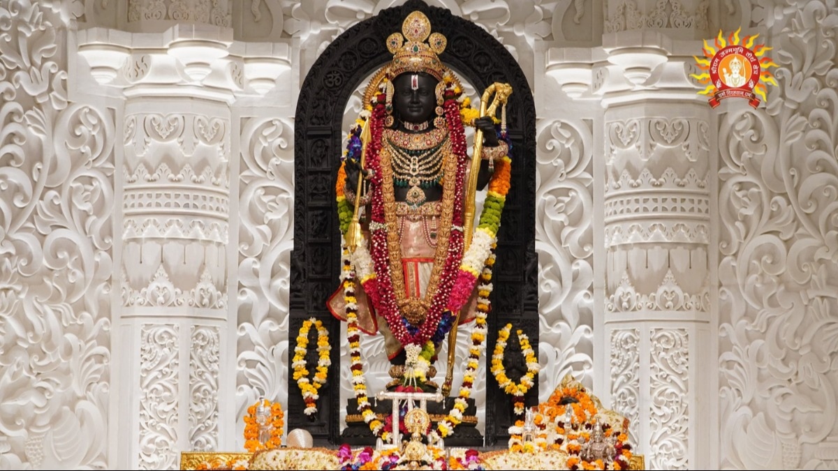 अयोध्या में रामलला ने श्वेत और क्रीम कलर के वस्त्र पहने हैं.