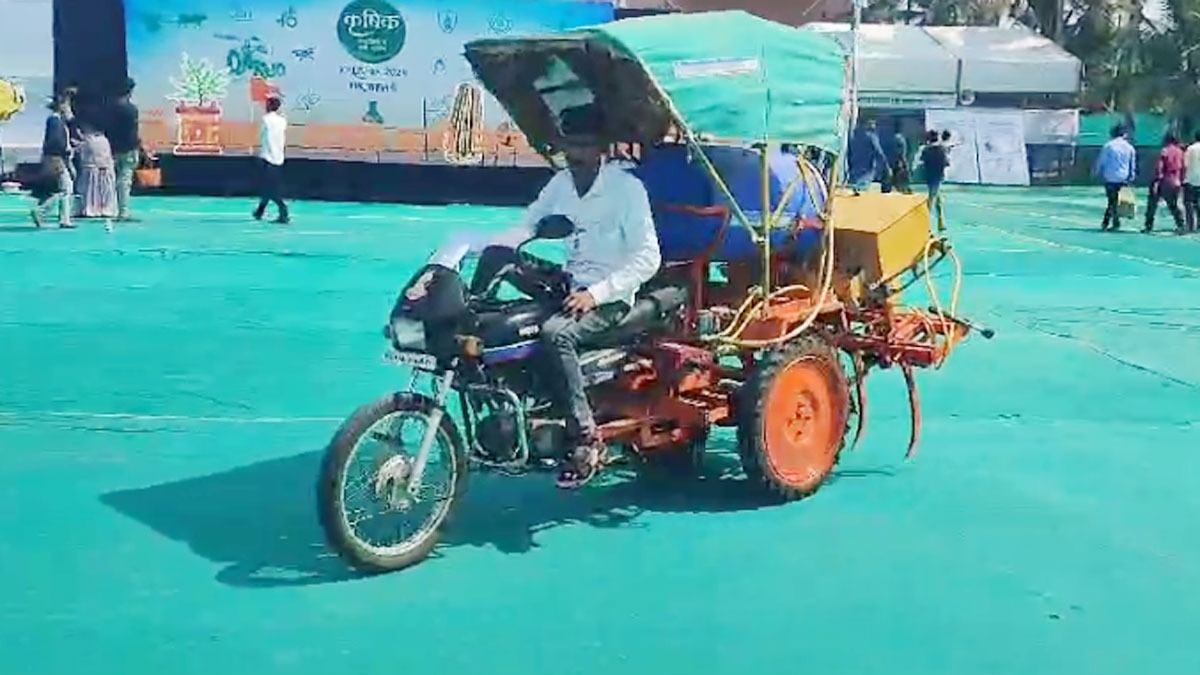 Desi Jugaad: किसान ने कबाड़ और बाइक से बनाया ट्रैक्टर, माइलेज कर देगा हैरान