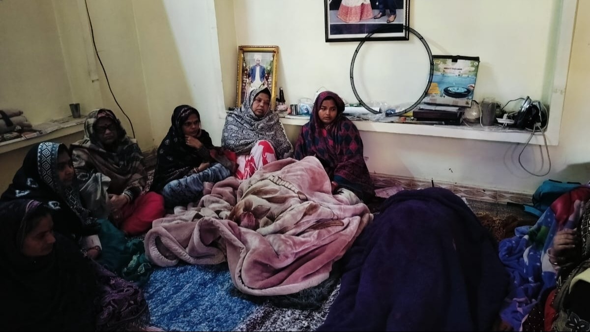 रिटायर्ड मेजर की मौत के बाद घर पर पसरा मातम. 