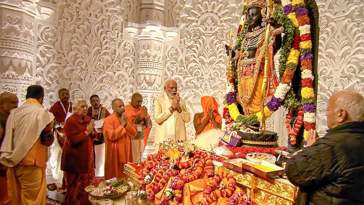 रामलला की प्राण प्रतिष्ठा के दौरान नैवेद्य अर्पण के समय मंत्रोच्चार करते एक आचार्य ने ढक लिया था मुख