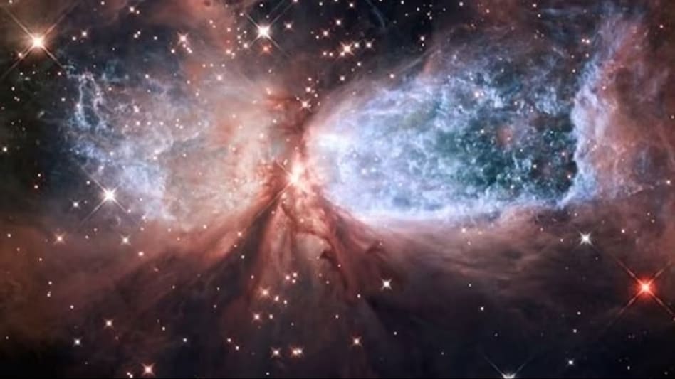 ब्रह्मांड में दिखी 'सफेद परी', NASA ने जारी की हैरान करने वाली तस्वीर - NASA Hubble Telescope captures awe inspiring photo of snow angel tstm - AajTak