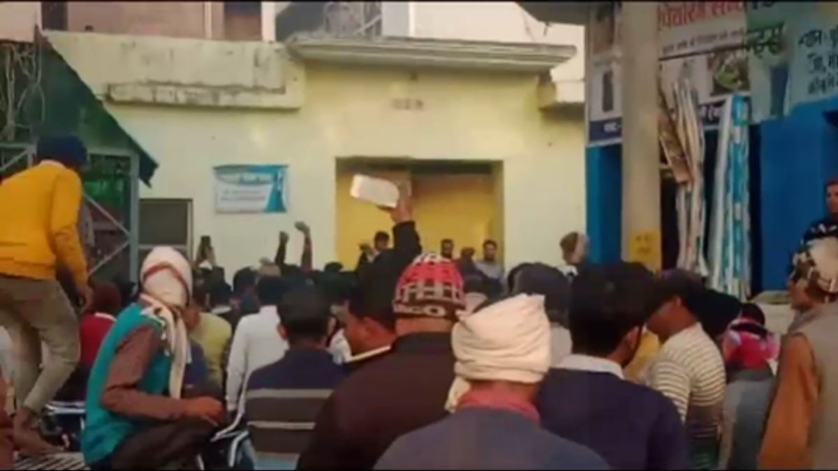 विरोध में नारेबाजी करते ग्रामीण.