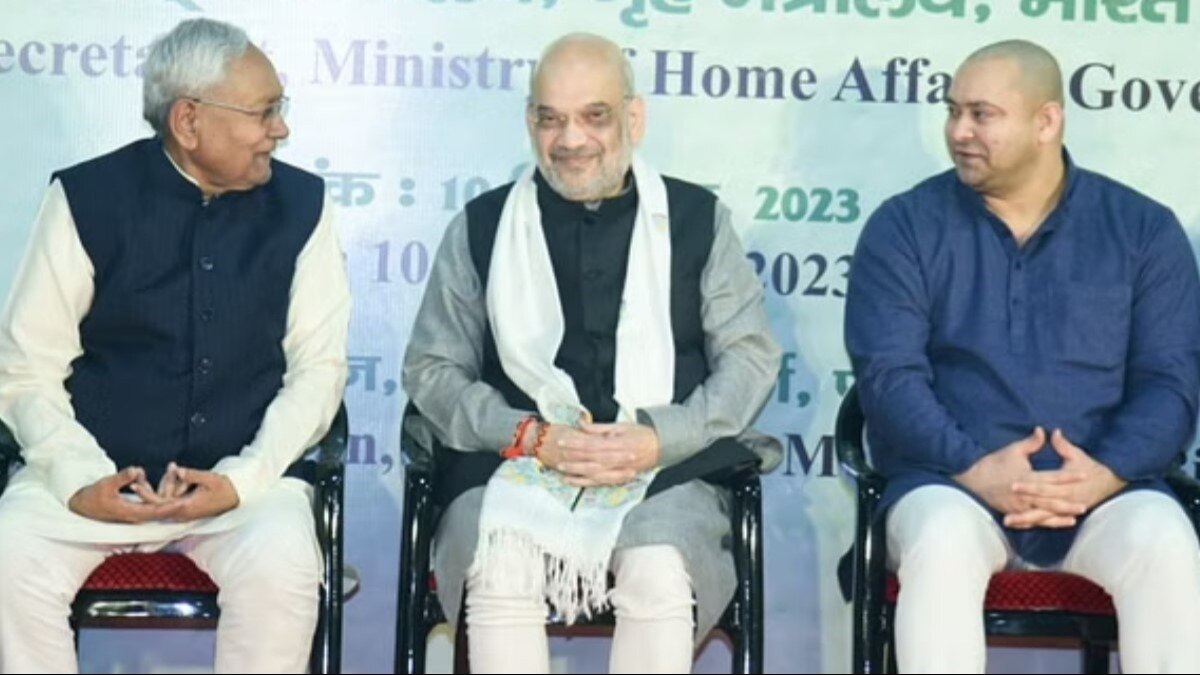 पटना में 10 दिसंबर को पूर्वी क्षेत्री परिषद् की 26वीं बैठक के दौरान अमित शाह और नीतीश कुमार एक मंच पर दिखे थे. साथ में तेजस्वी यादव भी मौजूद थे. (Photo: ANI)