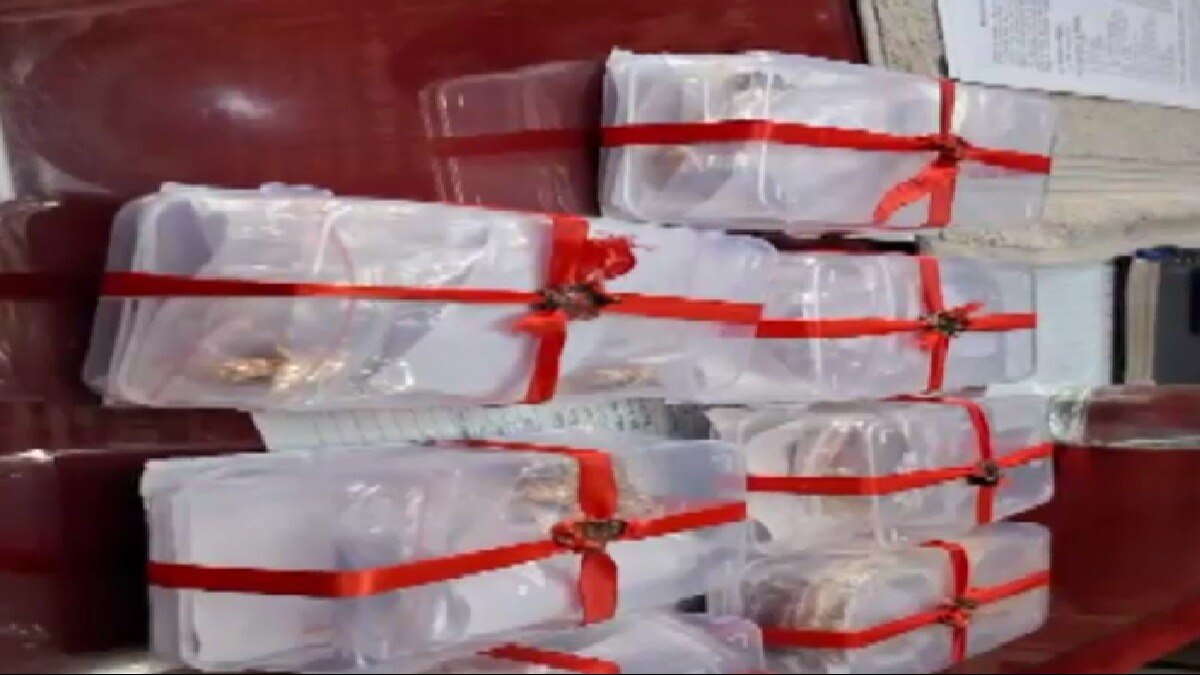 पुलिस ने बरामद किए चोरी हुए जेवरात.