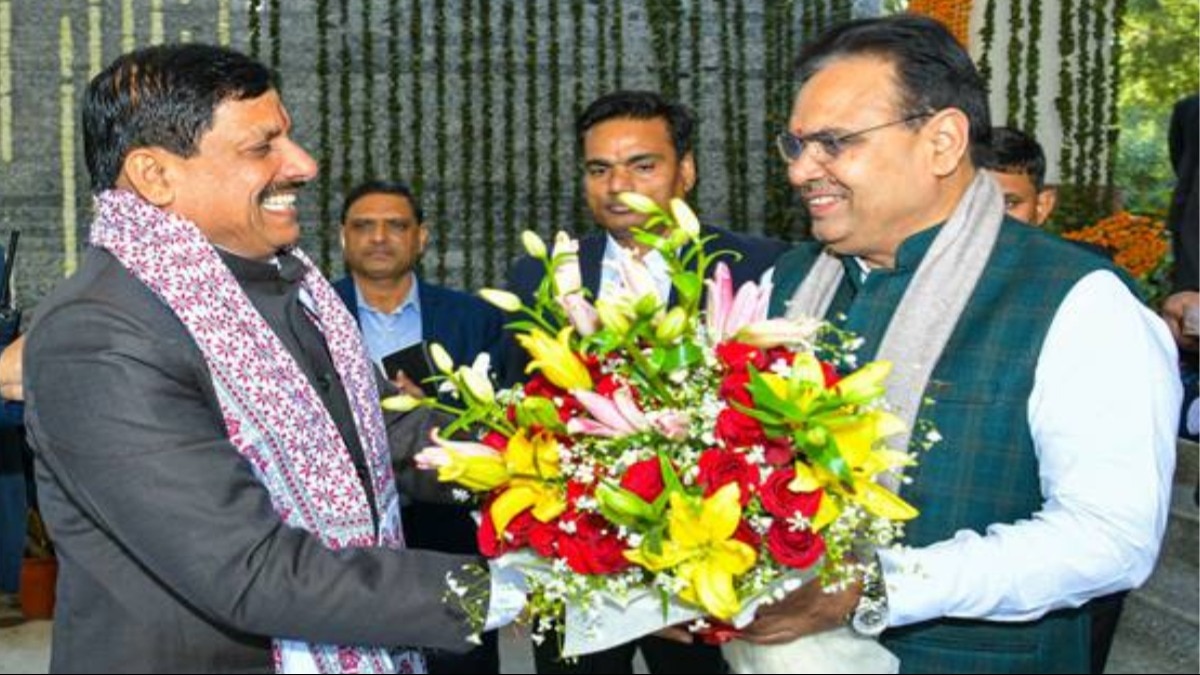 मध्य प्रदेश के सीएम मोहन यादव और राजस्थान के सीएम भजन लाल शर्मा ने एग्रीमेंट पर हस्ताक्षर करने के बाद गुलदस्ता भेंट किया.