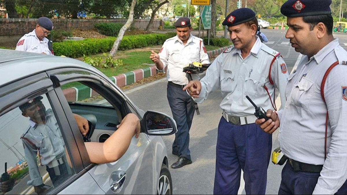 लाइसेंस मांगने पर ड्राइवर ने पुलिस कर्मियों की ओर दौड़ाई कार, 800 मीटर तक बोनट पर लटका रहा कांस्टेबल