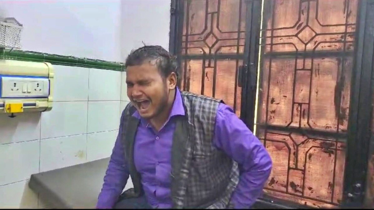 संभल: चिल्लाते हुए अस्पताल पहुंचा युवक 