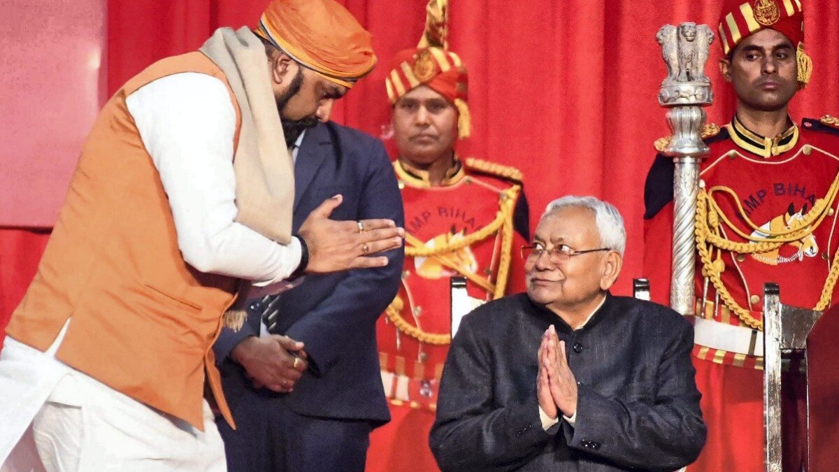 नीतीश के 'यूटर्न' से कमजोर हो रही JDU! 11 साल में चार बार पलटे, आधे से भी कम हुई विधायक की संख्या