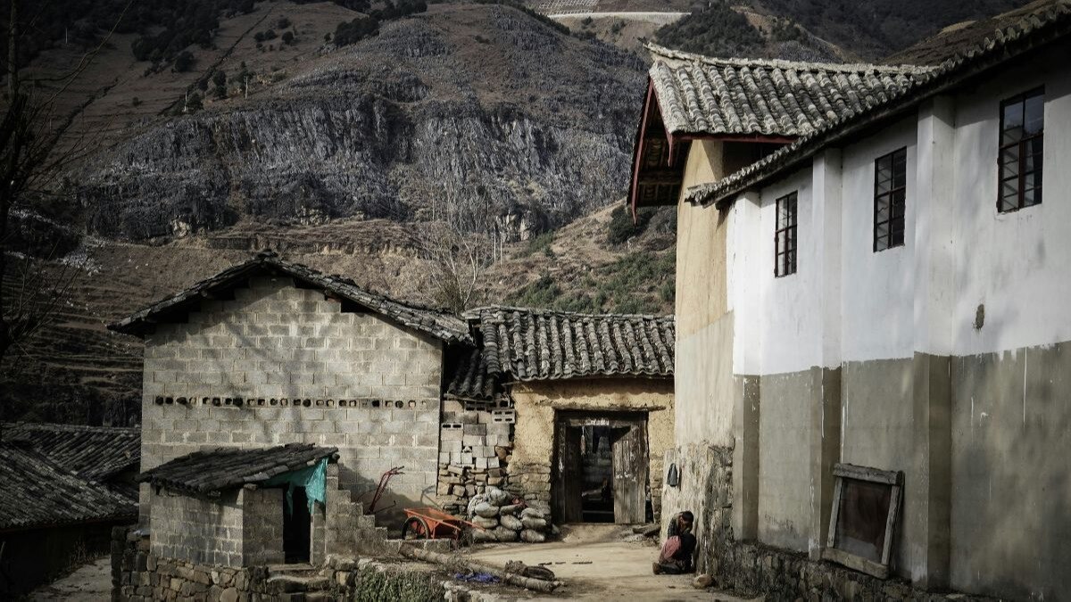 आधे से ज्यादा जमीन खरीद गांव से 'खिलौने' की तरह खेल रहा अरबपति, लोगों में भारी गुस्सा