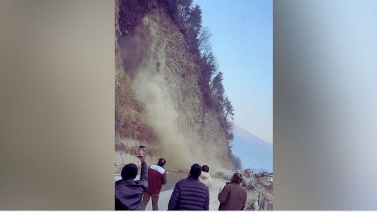 कुल्लू-मनाली हाइवे पर अचानक टूट कर गिरा पहाड़ का हिस्सा, बाल-बाल बची लोगों की जान