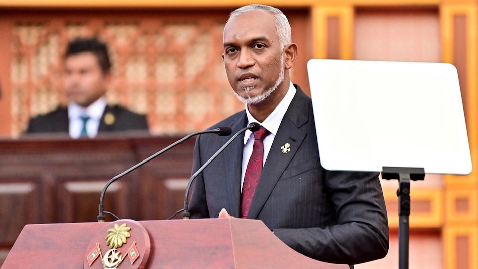 मालदीव में बढ़ी सियासी लड़ाई: मुइज्जू का अड़ियल रवैया, संसद ने खारिज किया 3 मंत्रियों को, अब फिर से राष्ट्रपति ने किया बहाल - maldivian president mohamed ...
