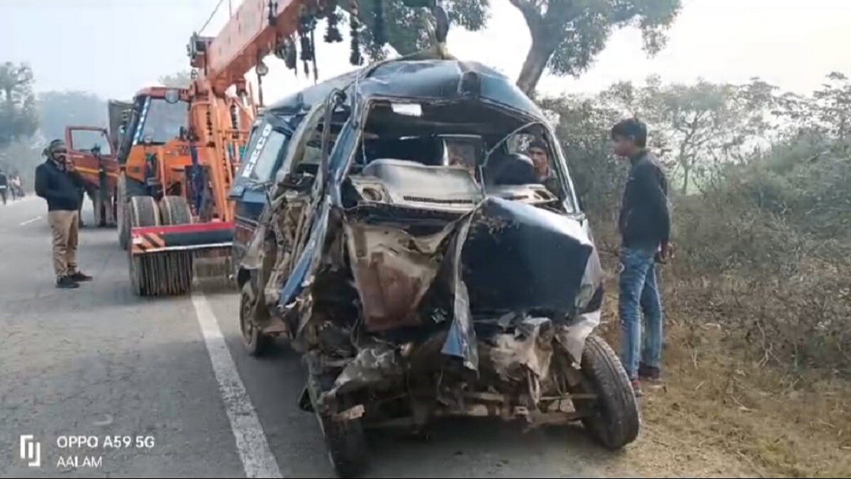 स्कूल वैन और ट्रक के टक्कर में तीन लोगों की मौत
