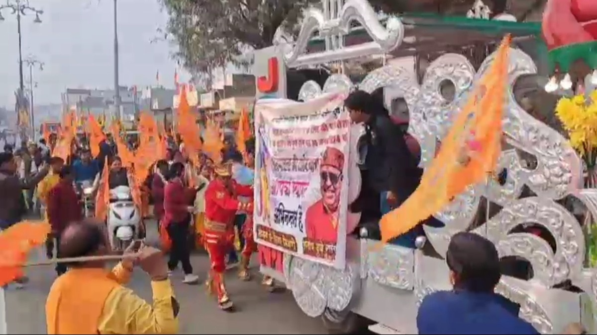 बैंड बाजे के साथ गाजियाबाद से अयोध्या जाते कारसेवक.