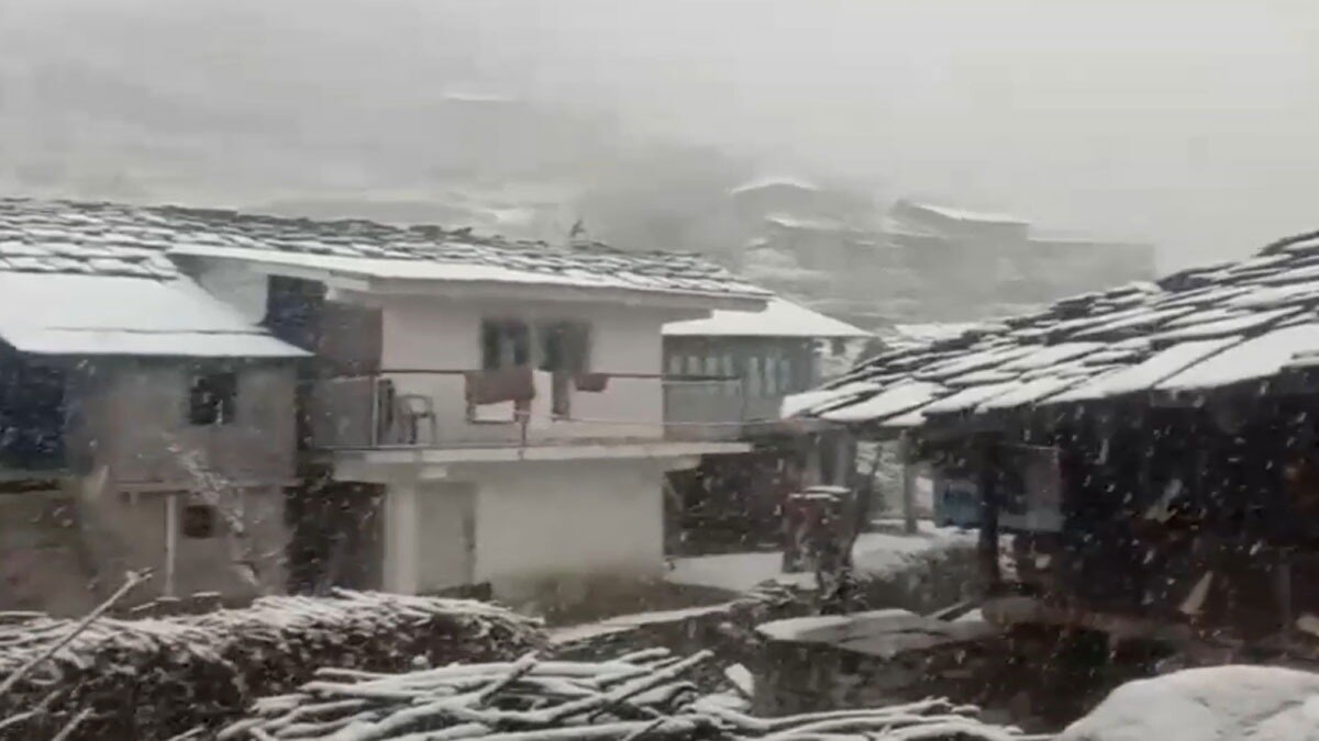 हिमाचल प्रदेश में हुई साल की पहली बर्फबारी 