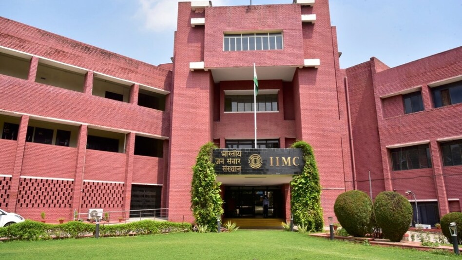 खुशखबरी: IIMC को मिला डीम्ड यूनिवर्सिटी का दर्जा, अब स्टूडेंट्स को मिलेंगे ये फायदे - IIMC gets Deemed University Status now authorized to offer degrees doctoral degrees - AajTak