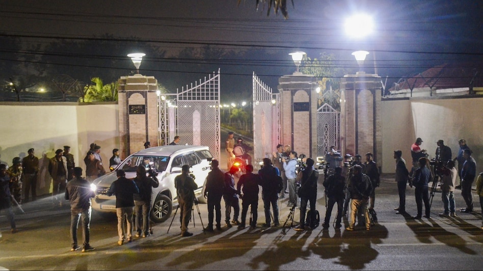 रांची में मुख्यमंत्री विष्णु ट्रेलर के आवास के बाहर इंतजार करते मीडियाकर्मी (PTI) रांची में मुख्यमंत्री विष्णु ट्रेलर के आवास के बाहर इंतजार करते मीडियाकर्मी (PTI)