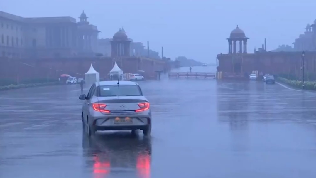 Delhi Weather: दिल्ली-NCR में बारिश से अभी नहीं मिलेगी राहत, कोहरा बढ़ेगा या कम होगी ठंड? जानें पूरे हफ्ते का मौसम