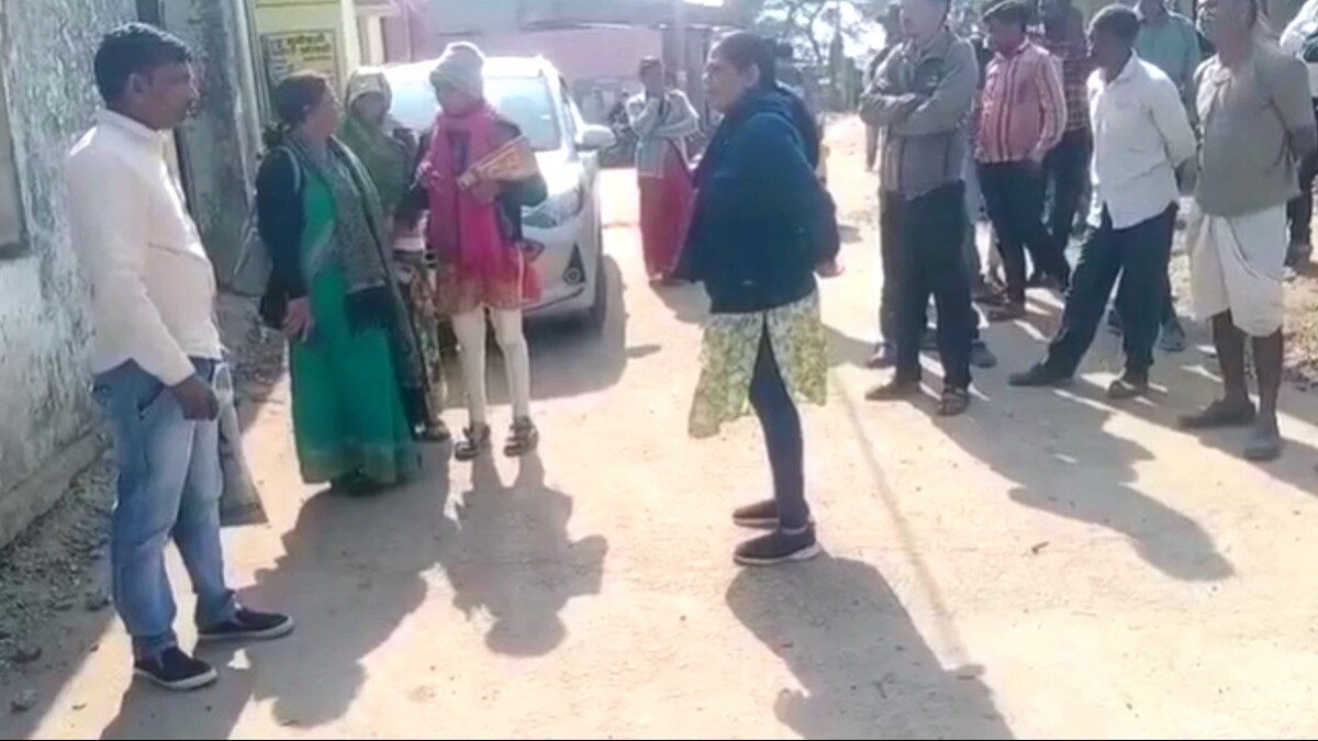 MP: महिला अधिकारी ने शिकायत करने वाले को दी जेल भेजने की धमकी, वीडियो हुआ वायरल
