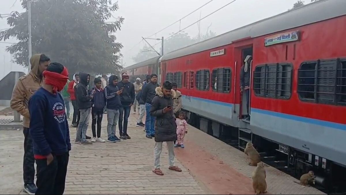 शिवगंगा एक्सप्रेस रेड सिग्नल से आगे निकली.