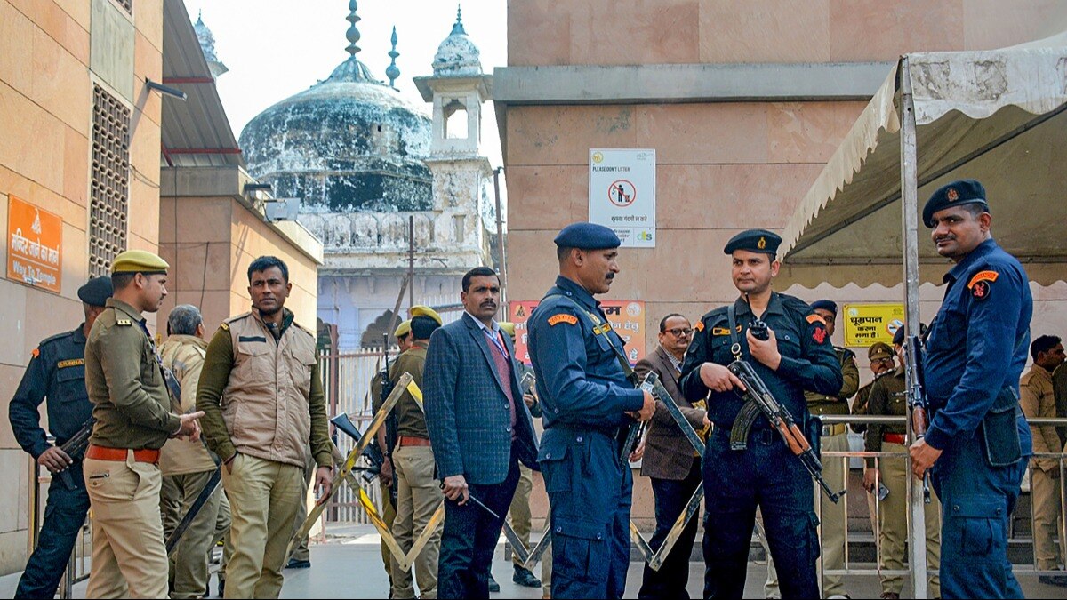 वाराणसी में ज्ञानवापी मस्जिद के बाहर तैनात सुरक्षाकर्मी