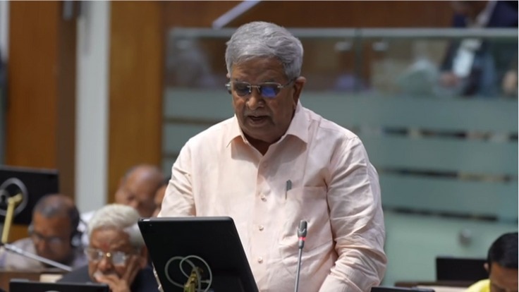 बजट पेश करते हुए गुजरात के वित्त मंत्री कनुभाई देसाई