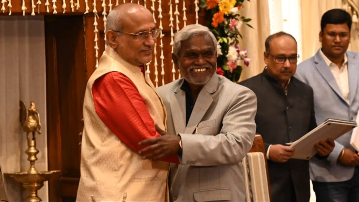 राज्यपाल सीपी राधाकृष्णन ने मुख्यमंत्री पद की शपथ लेने के बाद चंपई सोरेन को बधाई दी.