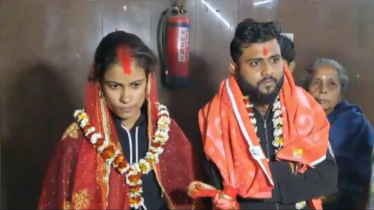 पुलिस के समझाने के बाद मंदिर हुई शादी.