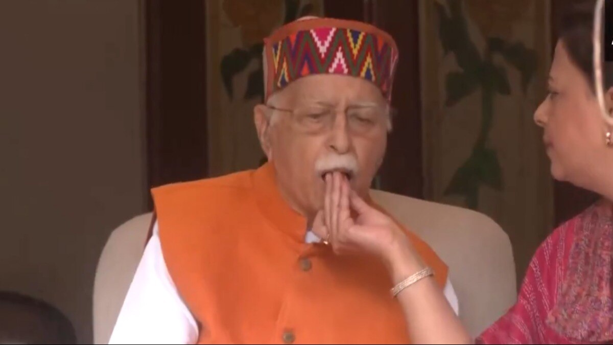 लालकृष्ण आडवाणी को मिठाई खिलातीं बेटी प्रतिभा 