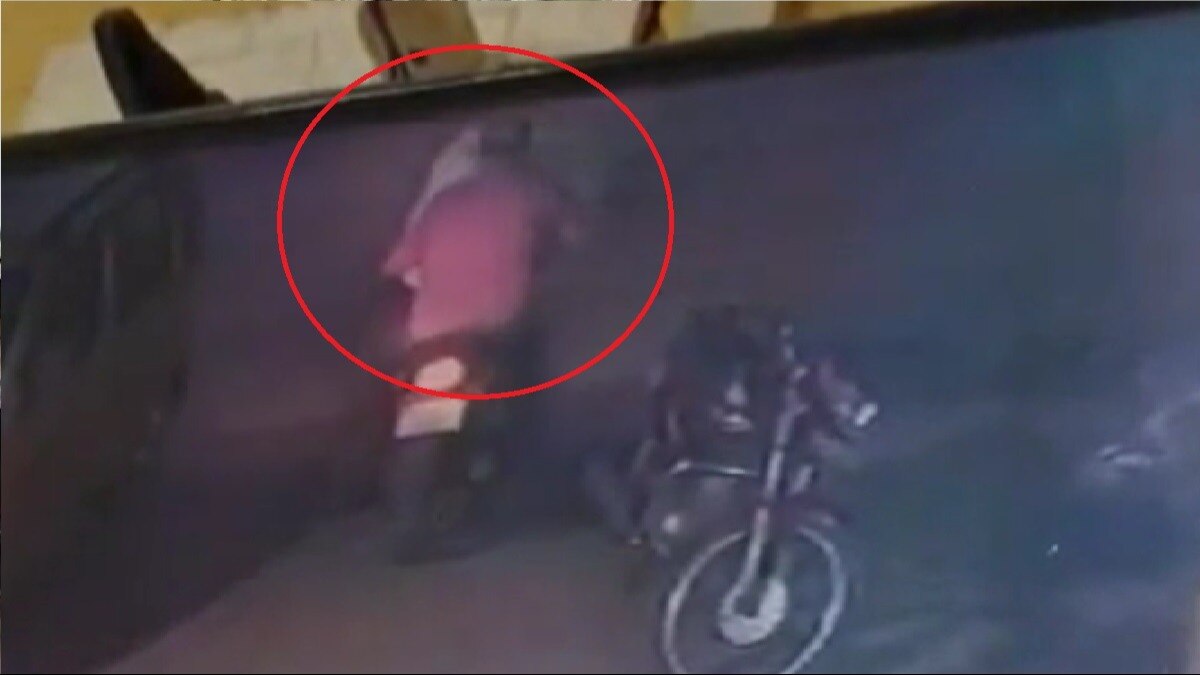 बाइक समेत नाले में गिरा युवक.