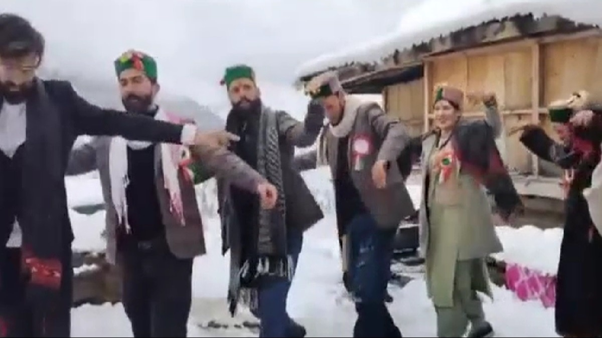 बर्फबारी के बीच Amazing Wedding, शायद ही देखी होगी ऐसी बारात