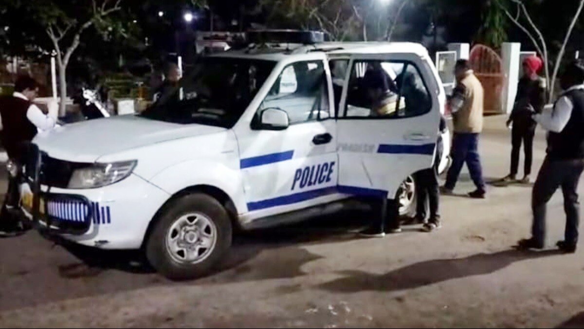 घटनास्थल पर पहुंचा पुलिस वाहन.