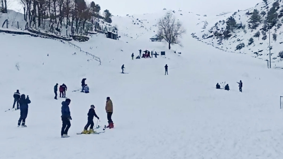 औली में जमकर हुई बर्फबारी 