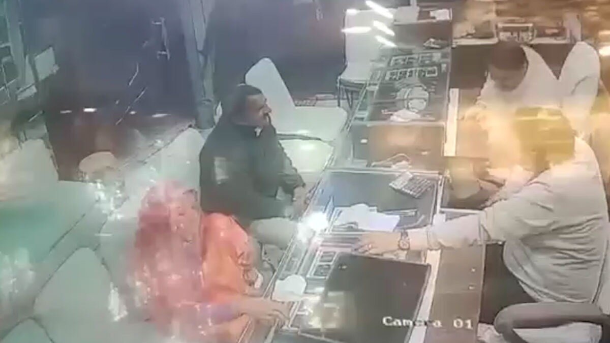 बदमाशों ने ज्वेलरी शॉप में की लूटपाट 