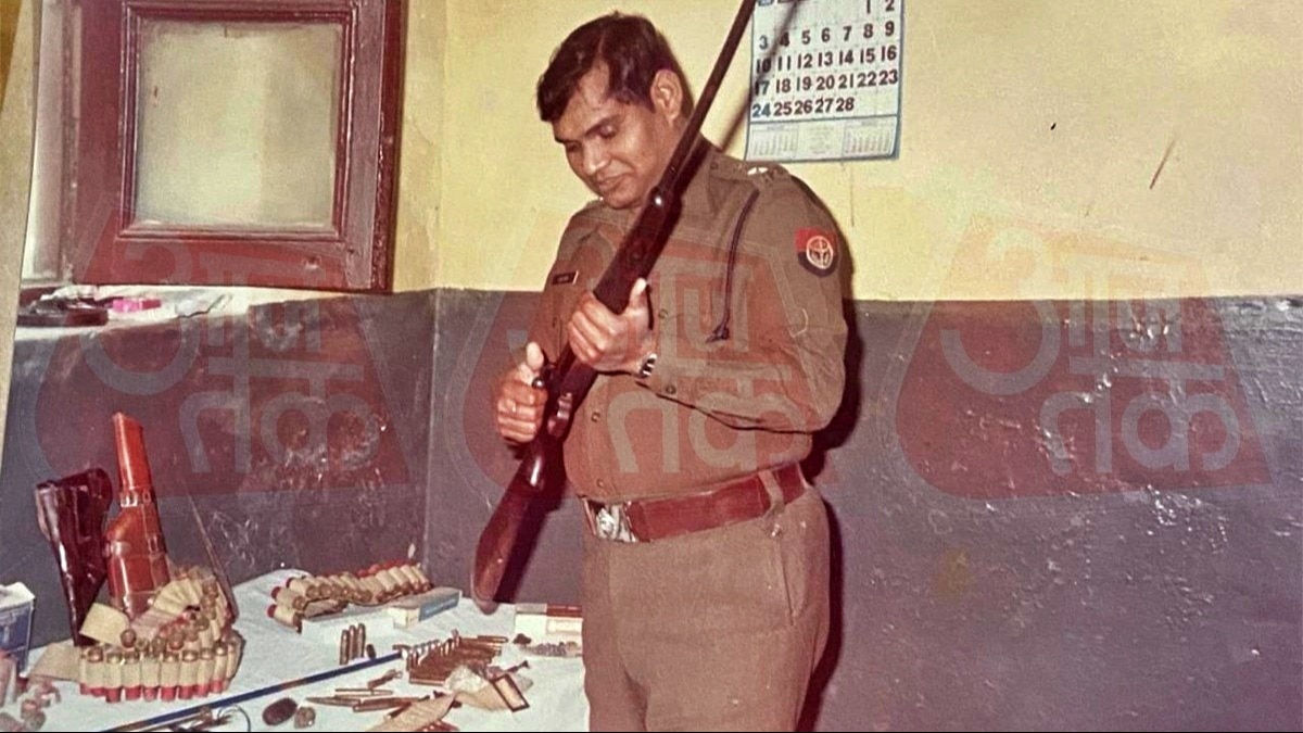 लखनऊ: हथियारों को चेक करते तत्कालीन SP सिटी बृजलाल 