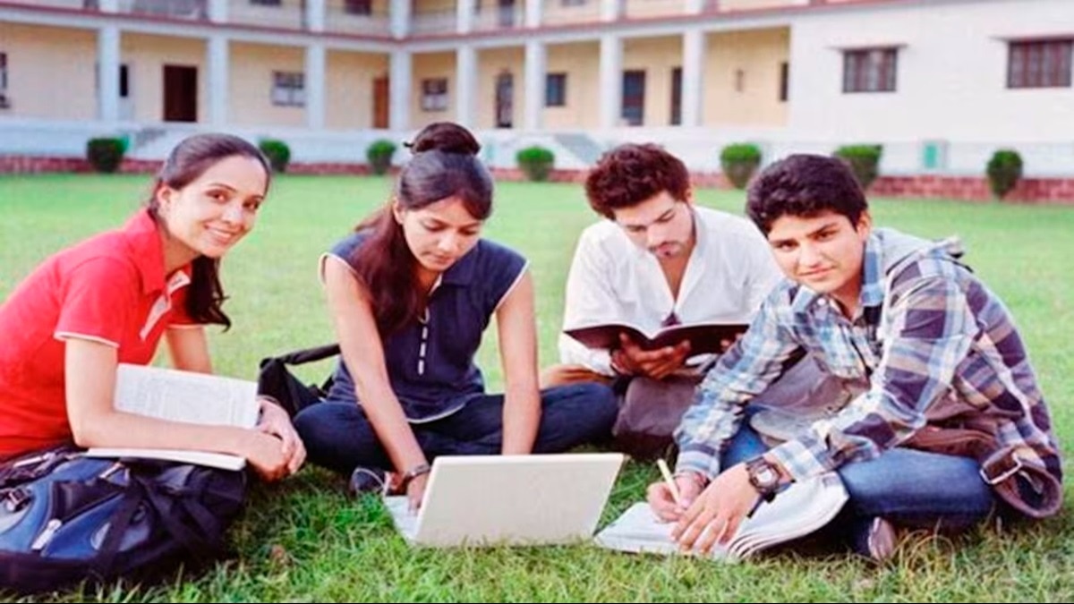 विदेश में तकनीकी प्रतियोगिताओं में भाग लेने वाले छात्रों को AICTE का तोहफा, मिलेंगे 2 लाख रुपये