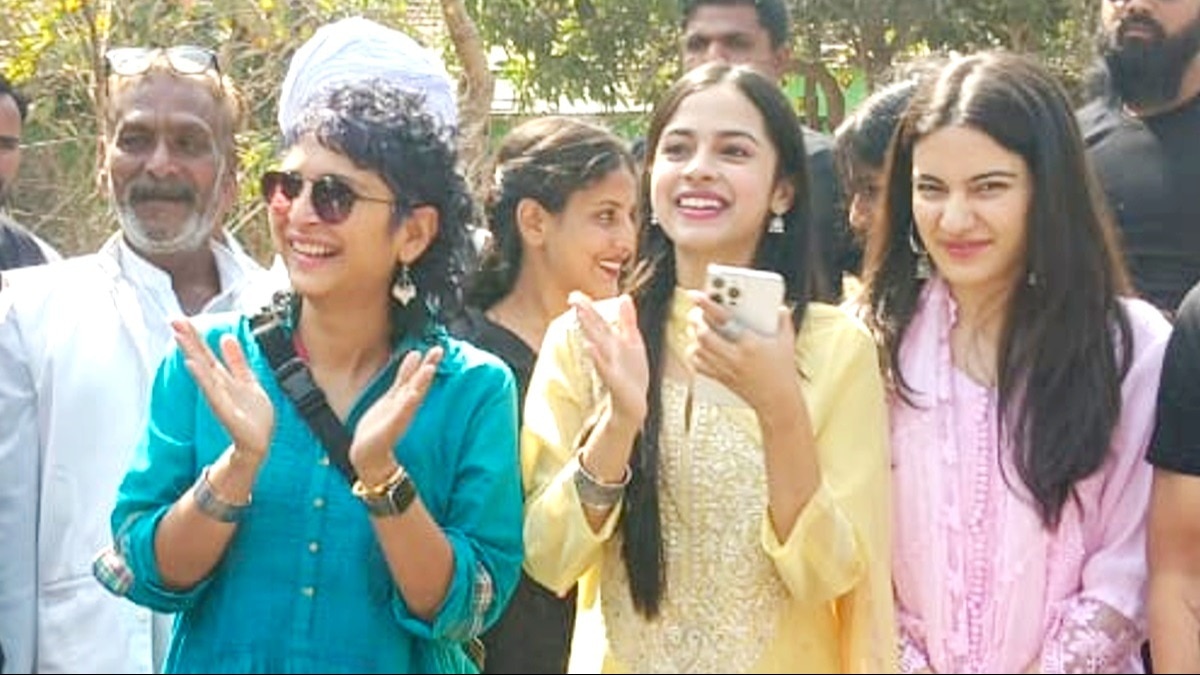 ग्रामीणों के बीच किरण राव के साथ फिल्मी कलाकार.