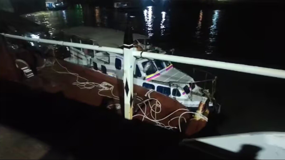 समुद्री गश्ती पुलिस ने इस बोट को गेटवे ऑफ इंडिया के पास पकड़ा