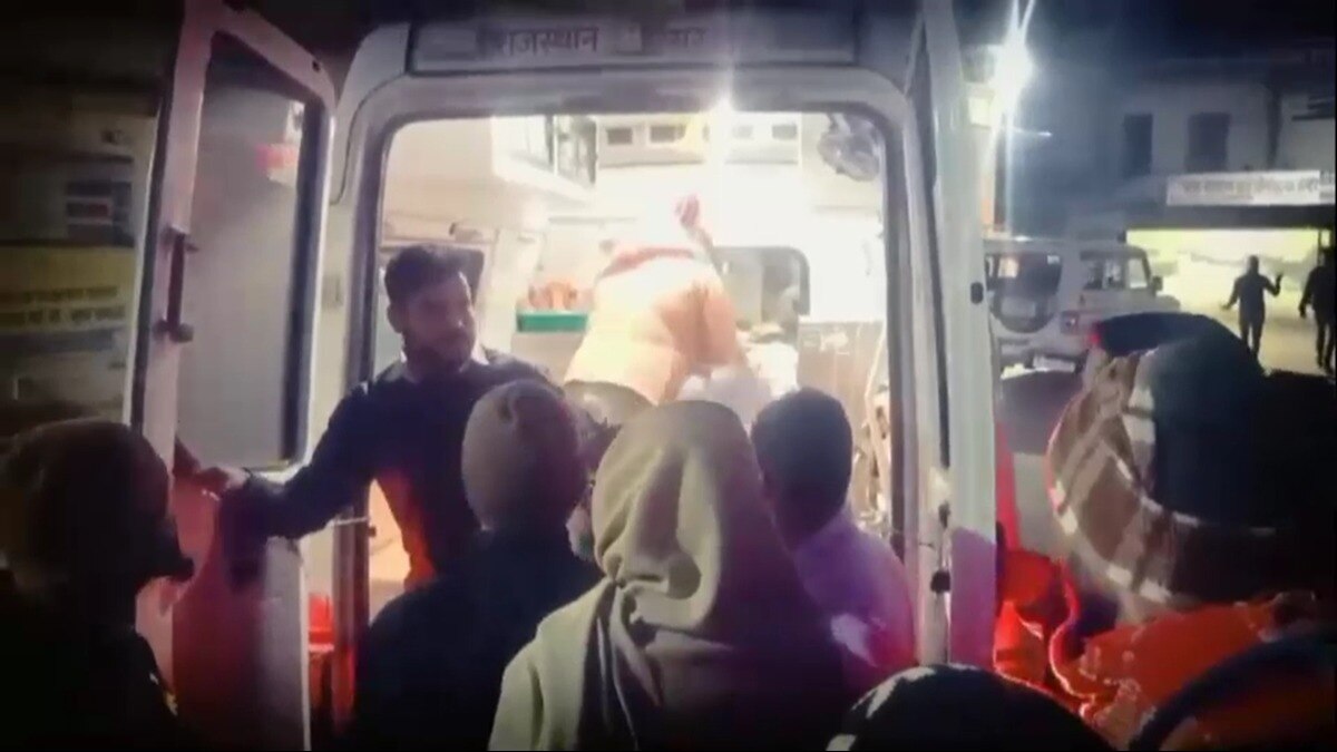 घायलों को एंबुलेंस से पहुंचाया गया अस्पताल. 