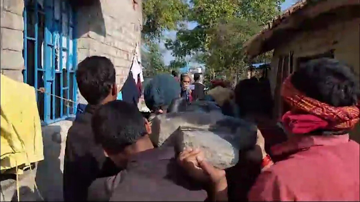 Bihar: तालाब की खुदाई में मिली 1500 साल प्राचीन अष्टधातु की मूर्ति, प्रशासन-ग्रामीण हुए आमने-सामने