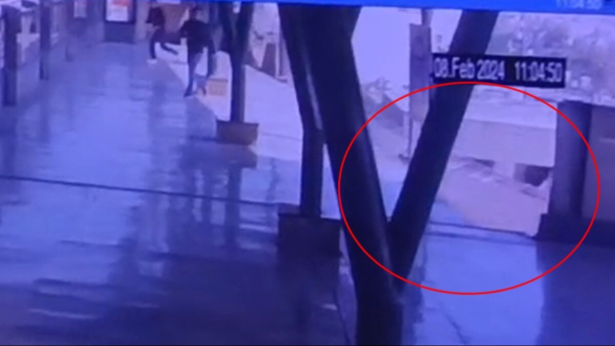 तीन सेकेंड का खौफनाक Video, यात्रियों के सामने ऐसे गिरी गोकुलपुरी मेट्रो स्टेशन की दीवार