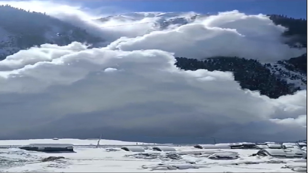 जम्मू-कश्मीर के सोनमर्ग में भारी हिमस्खलन, लोगों को अगले 24 घंटों तक बर्फबारी वाले क्षत्रों में जाने से मनाही