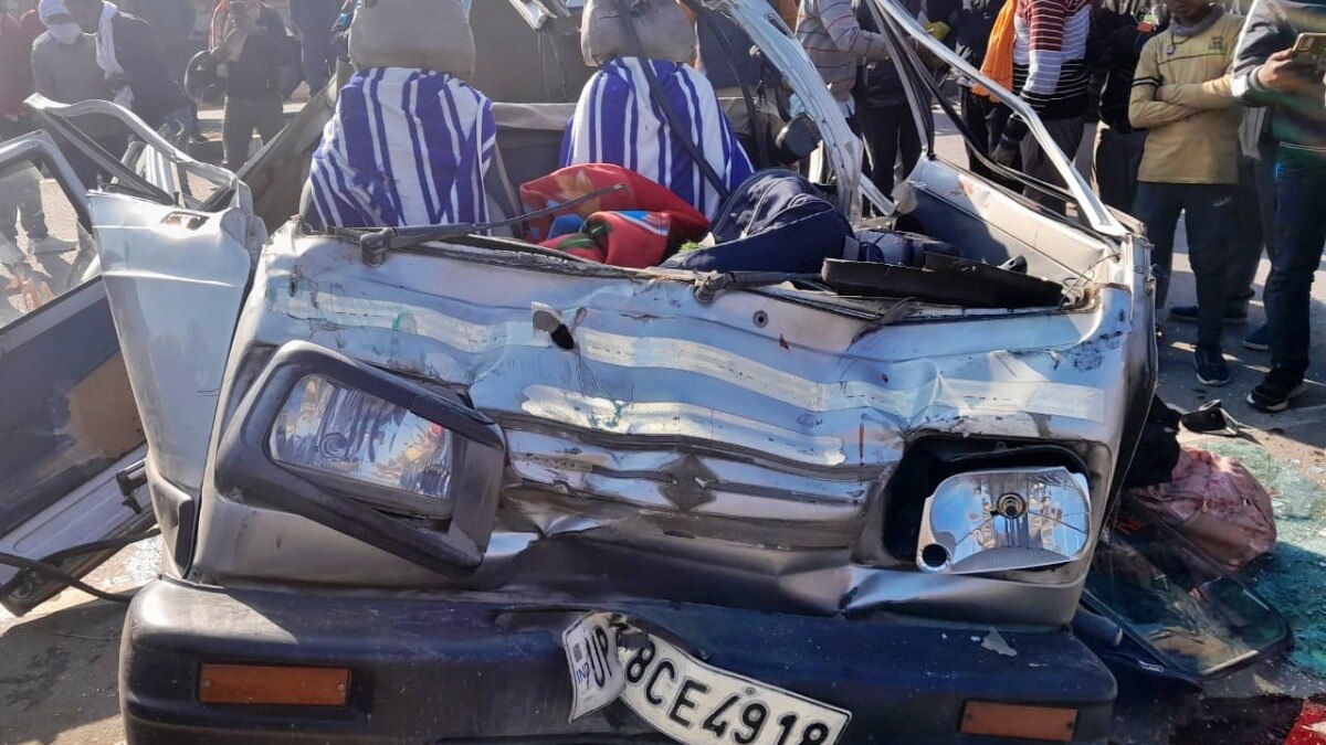 कानपुर: स्कूली वैन हादसे का शिकार 