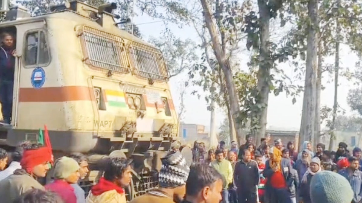 ट्रेन के इंजन से टकराने से मोर की मौत