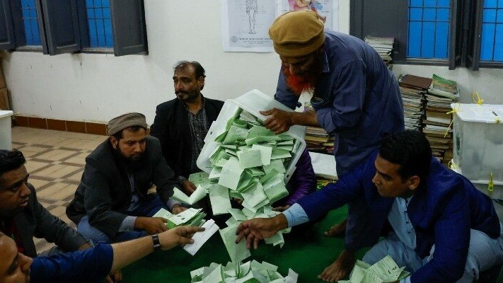 पाकिस्तान में हिंसा के बीच वोटिंग पूरी, इमरान की पार्टी ने लगाए धांधली के आरोप