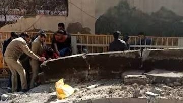 गोकुलपुरी हादसा: बेटी की सगाई कर गांव से लौटे थे मृतक विनोद, स्कूटर से गुजरे तो तभी गिरा मेट्रो स्टेशन का हिस्सा