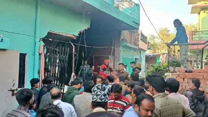 कौशांबी: विस्फोट के बाद गिरी दीवार 